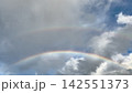 空にかかるダブルレインボー 142551373