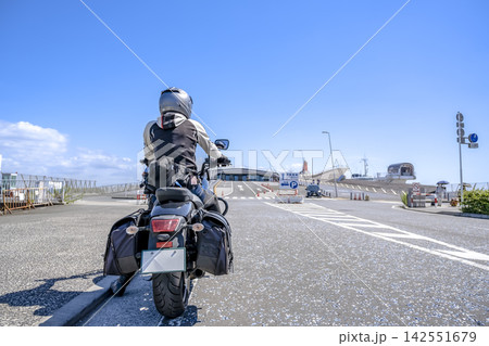 大型アメリカンバイクで横浜大さん橋へ向かう女性ライダー 142551679