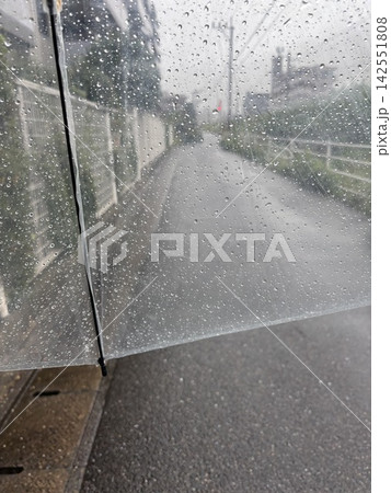 透明な傘と雨に濡れた道 透明な傘と雨に濡れた道 142551808
