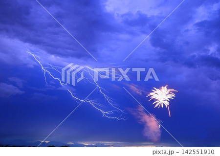 落雷と花火 落雷と花火 142551910