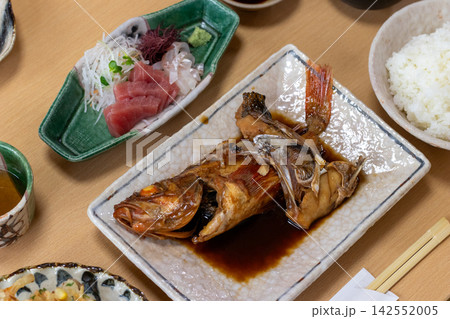 Grilled fish set meal with sashimi rice and side Grilled fish set meal with sashimi rice and side 142552005