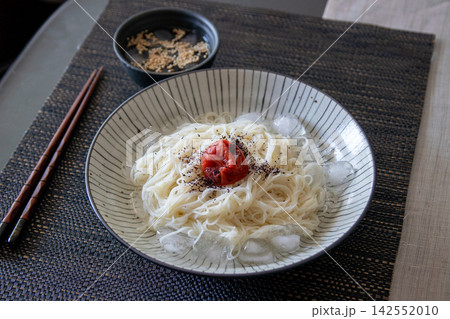 Overhead view of chilled noodles with tomato and 142552010