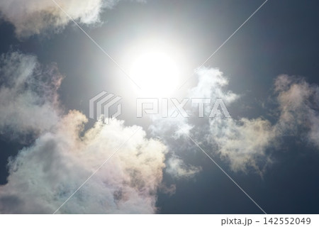 太陽に照らされる雲 太陽に照らされる雲 142552049