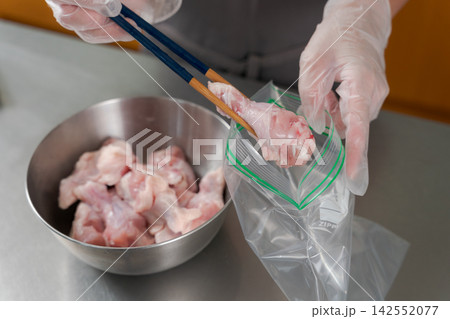 大量のお肉に味付けをするところ 大量のお肉に味付けをするところ 142552077