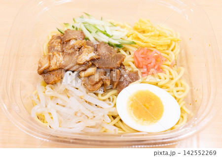 おいしいコンビニ食品の冷やし中華 おいしいコンビニ食品の冷やし中華 142552269