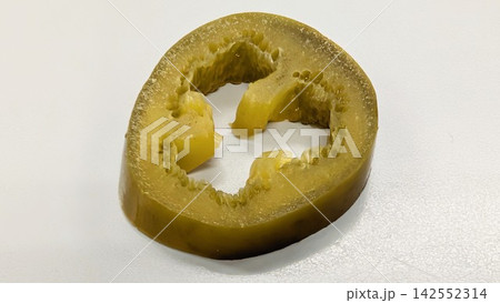 輪切りにしたハラペーニョのピクルス 青唐辛子 メキシコ料理 食材 白バック 輪切りにしたハラペーニョのピクルス 青唐辛子 メキシコ料理 食材 白バック 142552314