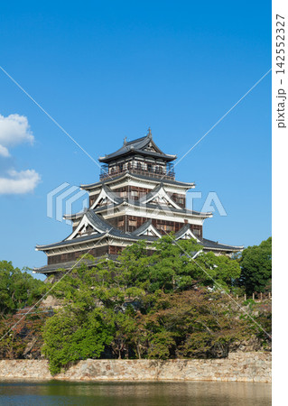 広島城天守閣の正面全景 広島城天守閣の正面全景 142552327