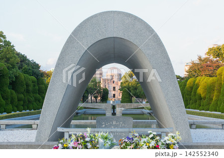 広島 平和記念公園 慰霊碑アーチ越しの原爆ドームと献花 広島 平和記念公園 慰霊碑アーチ越しの原爆ドームと献花 142552340