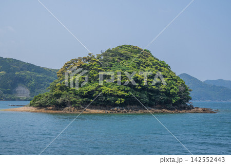 海に浮かぶ緑の島 - 上五島・本久島 海に浮かぶ緑の島 - 上五島・本久島 142552443