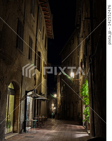 Narrow alleyway in italian medieval town at night Narrow alleyway in italian medieval town at night 142552476