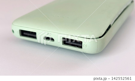 膨張したモバイルバッテリーの充電ポート・白背景 142552561