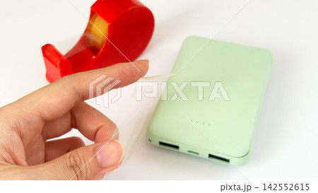 膨張したモバイルバッテリーのUSB端子をテープで絶縁する 膨張したモバイルバッテリーのUSB端子をテープで絶縁する 142552615