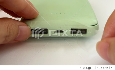 膨張したモバイルバッテリーのUSB端子をテープで絶縁する作業 膨張したモバイルバッテリーのUSB端子をテープで絶縁する作業 142552617