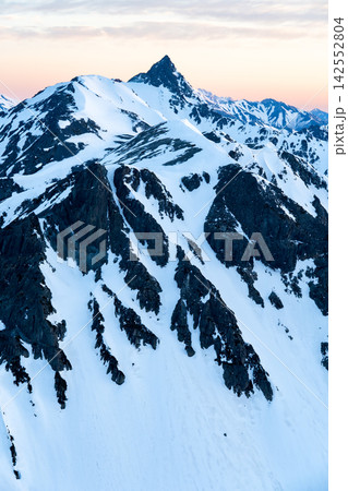 北穂高小屋から見る早朝の槍ヶ岳(マジックアワー)初夏残雪期の北アルプス北穂高岳登山 北穂高小屋から見る早朝の槍ヶ岳(マジックアワー)初夏残雪期の北アルプス北穂高岳登山 142552804