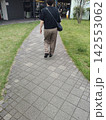 公園で散歩するシニア 142553062