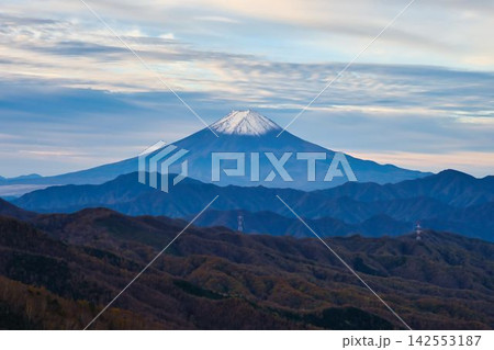 秋の大菩薩嶺から望む富士山 142553187