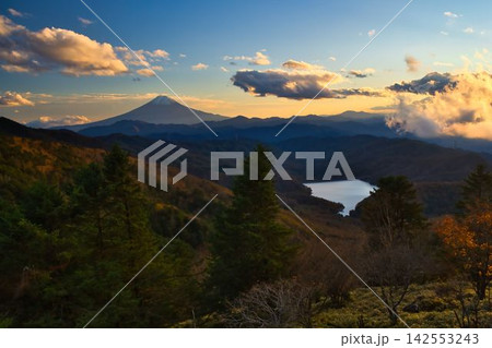 秋の大菩薩嶺から望む富士山 秋の大菩薩嶺から望む富士山 142553243