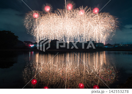 京都の水面を照らす金色の花火 京都の水面を照らす金色の花火 142553278