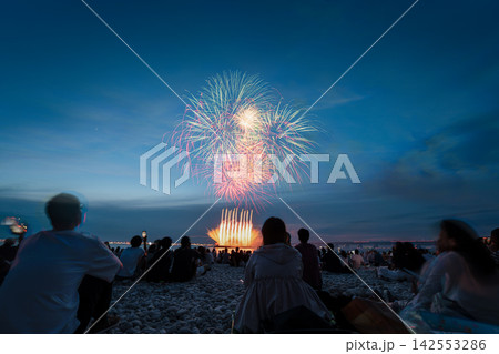 大阪の海辺で見る色鮮やかな花火 大阪の海辺で見る色鮮やかな花火 142553286