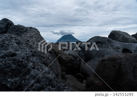 八丈島の溶岩越しに望む八丈小島 八丈島の溶岩越しに望む八丈小島 142553295