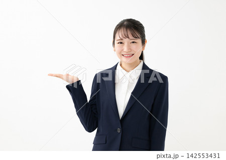 案内をするスーツ姿の女性 案内をするスーツ姿の女性 142553431