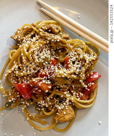 Chicken Stir Fry Noodles with Vegetables and Sesame Seeds 142553524
