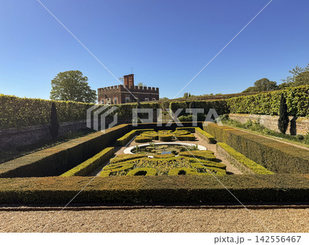 Formal Pond Garden and Little Banqueting House at Hampton Court Palace, England Formal Pond Garden and Little Banqueting House at Hampton Court Palace, England 142556467