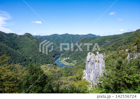 日本の岡山県高梁市成羽の夫婦岩の美しい風景 142556724