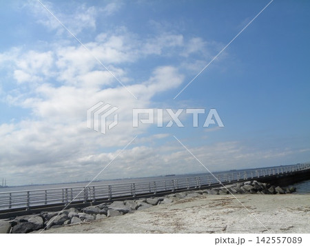 検見川浜から見る青空と白い雲 142557089