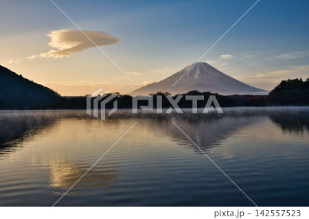 夜明けの精進湖/冠雪した富士山と吊るし雲 夜明けの精進湖/冠雪した富士山と吊るし雲 142557523