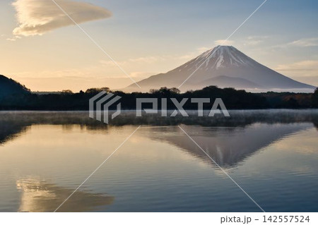 夜明けの精進湖/冠雪した富士山と吊るし雲 夜明けの精進湖/冠雪した富士山と吊るし雲 142557524