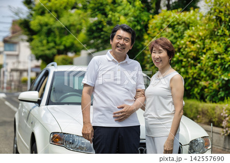車で出かけるシニアの夫婦 車で出かけるシニアの夫婦 142557690