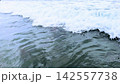 さわやかなエメラルドグリーンの海面と白波の背景素材 142557738