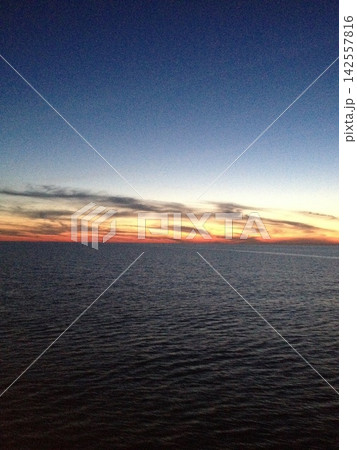 夕暮れの水平線:深いブルーと茜色が織りなす美しい大海原 夕暮れの水平線:深いブルーと茜色が織りなす美しい大海原 142557816