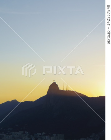 リオの夕暮れ:コルコバードの丘とキリスト像のシルエット リオの夕暮れ:コルコバードの丘とキリスト像のシルエット 142557849