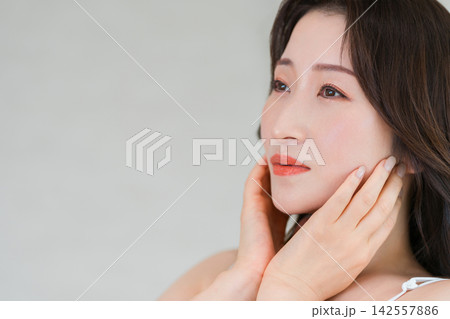 スキンケアとエイジングケアを意識する美肌の40代女性 スキンケアとエイジングケアを意識する美肌の40代女性 142557886
