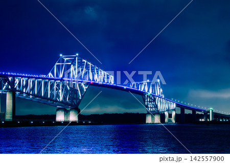 青くライトアップされた夜の東京ゲートブリッジと東京湾の夜景 青くライトアップされた夜の東京ゲートブリッジと東京湾の夜景 142557900