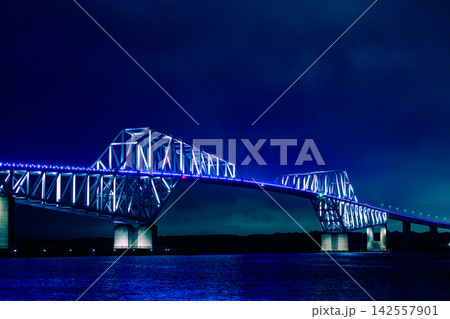 青くライトアップされた夜の東京ゲートブリッジと東京湾の夜景 青くライトアップされた夜の東京ゲートブリッジと東京湾の夜景 142557901
