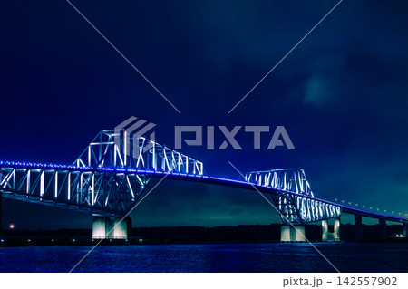 青くライトアップされた夜の東京ゲートブリッジと東京湾の夜景 青くライトアップされた夜の東京ゲートブリッジと東京湾の夜景 142557902