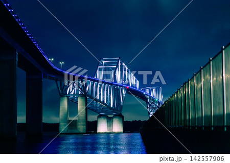 青くライトアップされた夜の東京ゲートブリッジと東京湾の夜景 青くライトアップされた夜の東京ゲートブリッジと東京湾の夜景 142557906