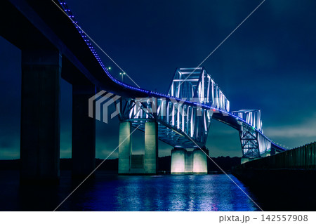 青くライトアップされた夜の東京ゲートブリッジと東京湾の夜景 青くライトアップされた夜の東京ゲートブリッジと東京湾の夜景 142557908