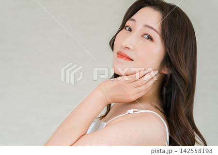 美肌とフェイスラインを意識する40代女性のスキンケアイメージ 美肌とフェイスラインを意識する40代女性のスキンケアイメージ 142558198