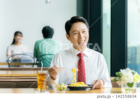 ランチをとる男性 ランチをとる男性 142558634