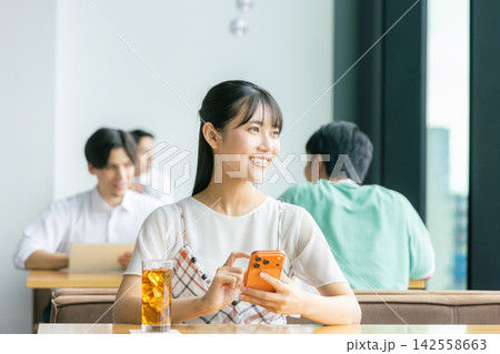 カフェでスマホを見る女性 カフェでスマホを見る女性 142558663