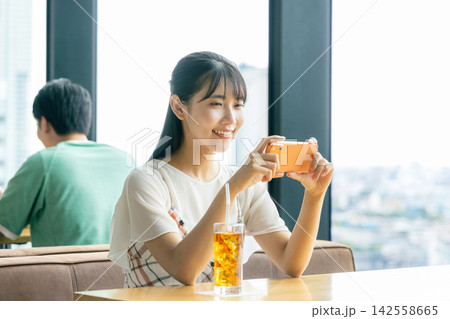 カフェでスマホを見る女性 カフェでスマホを見る女性 142558665