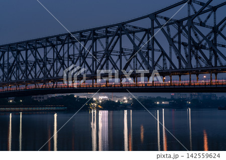 夕暮れのハウラー橋 夕暮れのハウラー橋 142559624