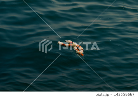 ガンジス川に浮かぶ花輪 ガンジス川に浮かぶ花輪 142559667