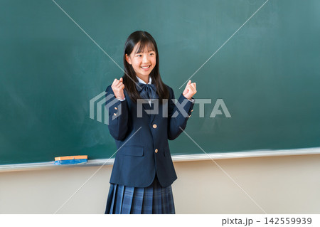 教室で笑顔のガッツポーズをする女子中学生・高校生。受験合格や成績アップ、目標達成を喜ぶ教育イメージ 教室で笑顔のガッツポーズをする女子中学生・高校生。受験合格や成績アップ、目標達成を喜ぶ教育イメージ 142559939