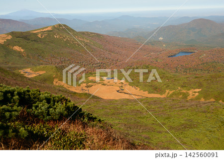 栗駒山天馬尾根から10月の眺望 紅葉に囲まれたイワカガミ湿原と須川湖  142560091