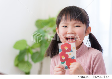お正月にお年玉をもらい喜ぶ子供 お正月にお年玉をもらい喜ぶ子供 142560132